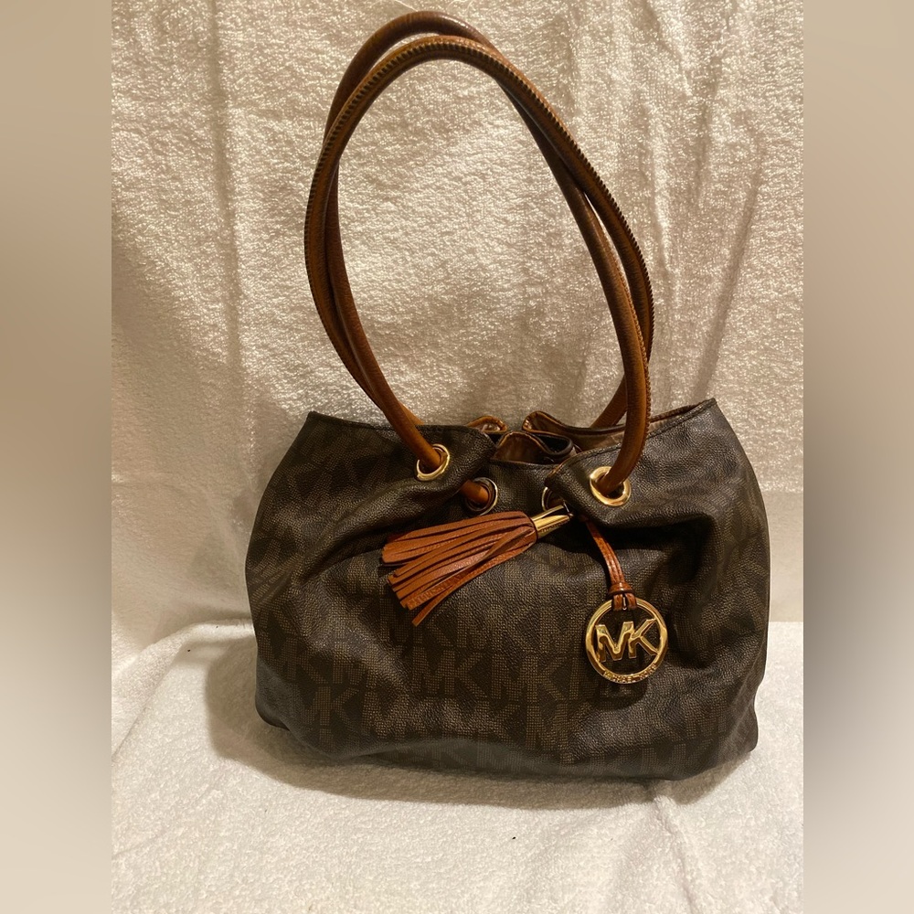 Brown Michael Kors bag great condition lots of pockets inside.